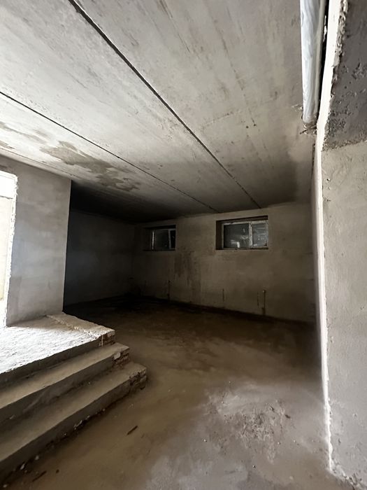 Продаж комерція 171 м² і 140 м² на Зазі