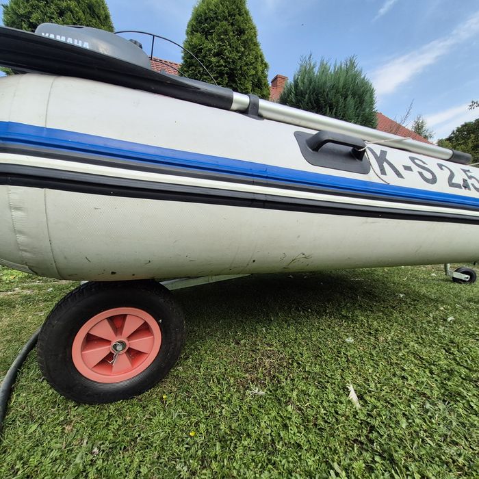 Ponton z zaburtowanym silnikiem spalinowym przyczepka Yamaha