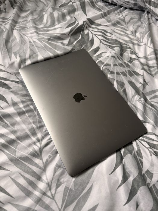MacBook Pro 15” 2018 – i7 – 32 GB RAM – 500 GB SSD – Touch Bar