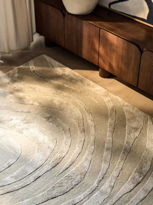Ręcznie tuftowany dywan z krótkim włosiem z wypukłą strukturą Winola