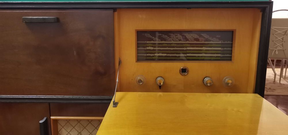 Móvel com gira-discos e rádio antigo