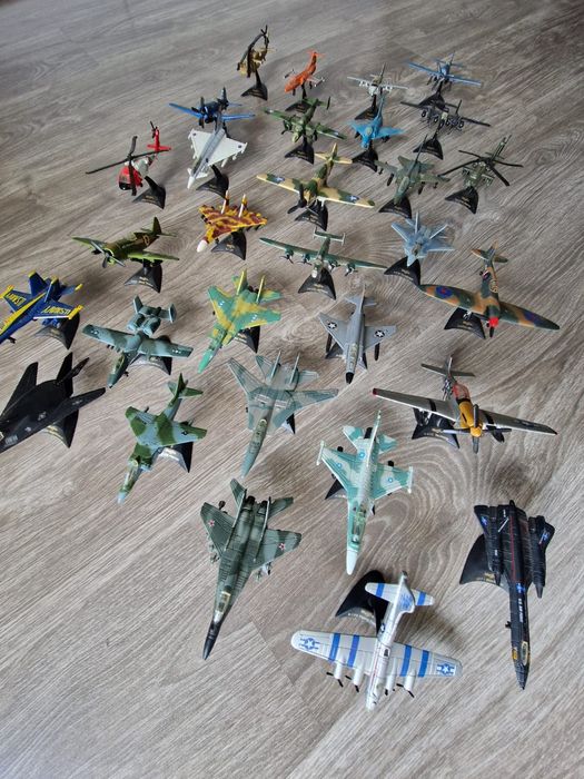 Coleção 30  aviões miniaturas escala real 1/100