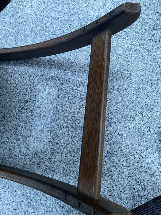 Stary podnóżek bujany z drewna i weluru skladany