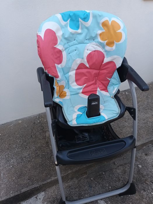 Cadeira de bébe chicco, como nova. Muito bem estimada.