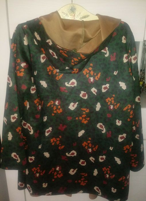 Włoska bluza narzutka moro z kapturem i kieszeniami.