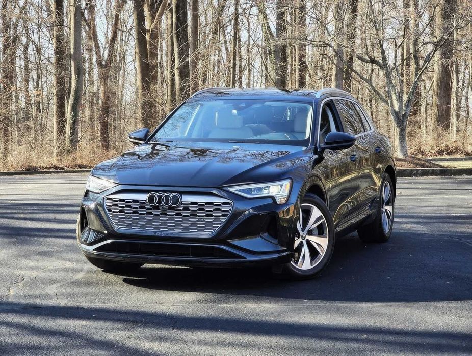 Audi Q8 e-tron quattro Premium Plus      2024