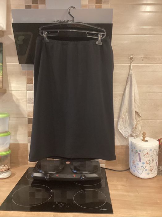 Damska spodnica czarna rozm 42 bez wad