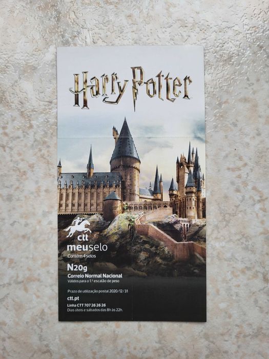 Conjunto Livro Harry Potter e a Pedra Filosofal + Selos de Coleção
