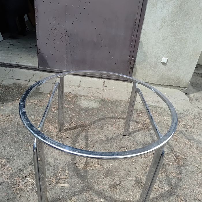 Stół metalowy, ze szkła.