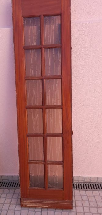 Porta de entrada madeira maciça com fechadura.