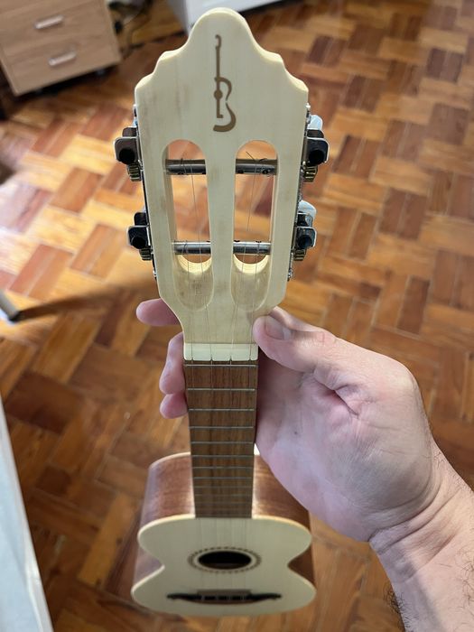 Cavaquinho pouquissimo usado.