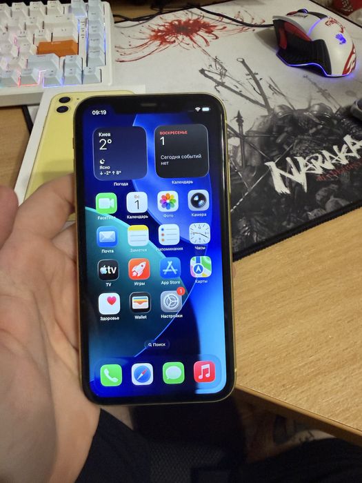 Продам IPhone 11 64G