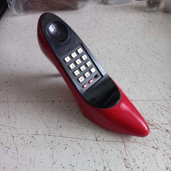 Telefone antigo em forma de sapato