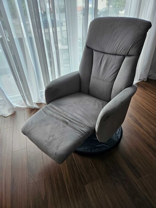 Cadeirão cinza com banco elevatório manual e sistema de massagens
