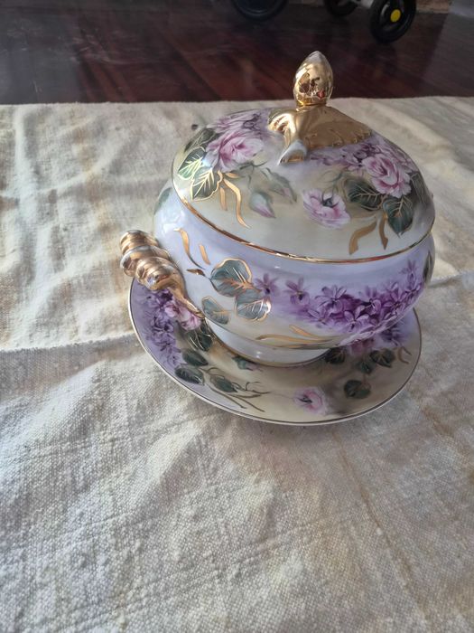 Terrina decorativa em porcelana com flores e dourados