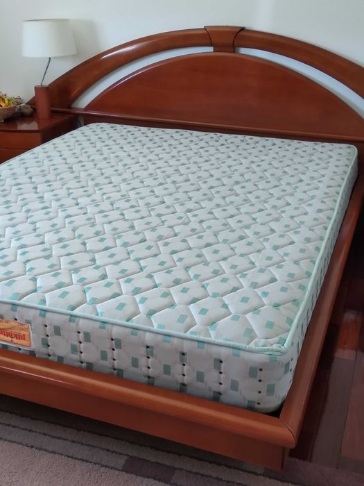 Cama de Casal em Madeira + 2 Mesinhas Cabeceira + Estrado + Colchão + Oferta Edredão inverno