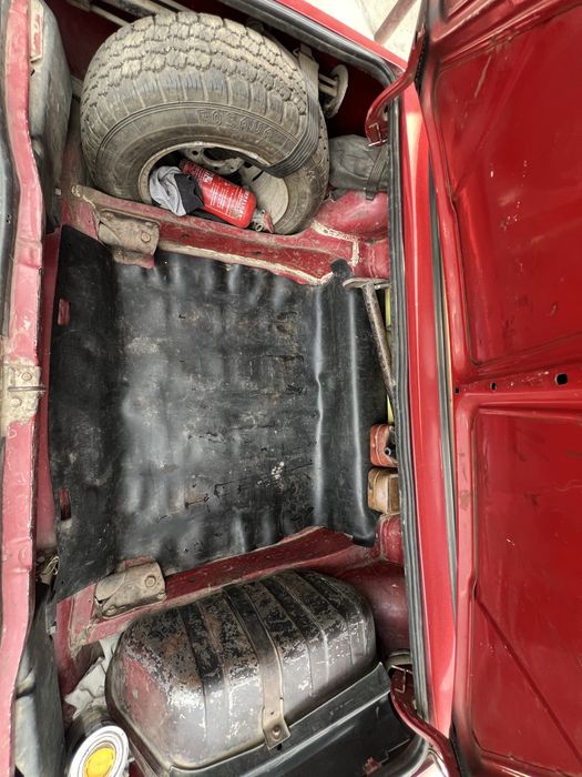 Автомобіль ВАЗ червоного кольору