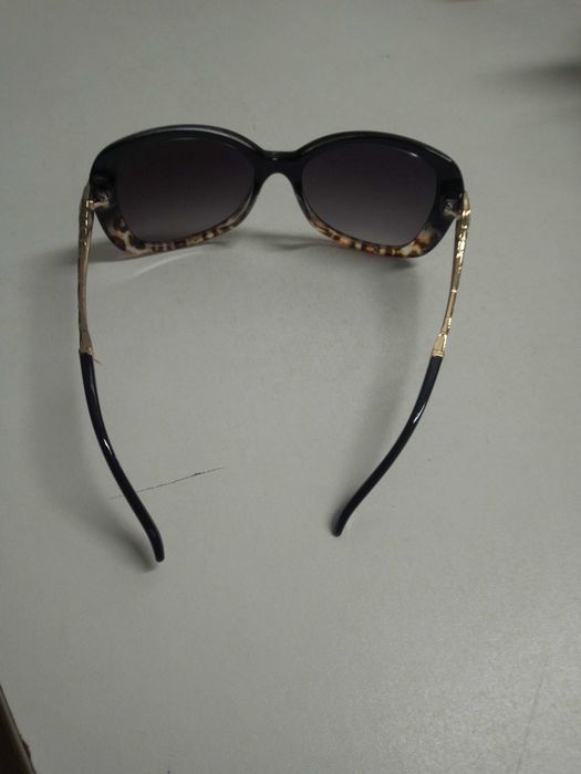 Óculos de.sol com dourado