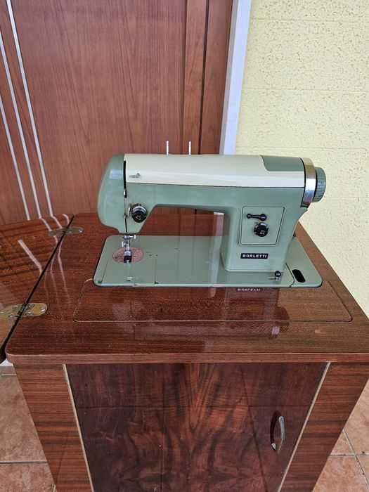 Máquina de Costura Antiga Borletti com Móvel