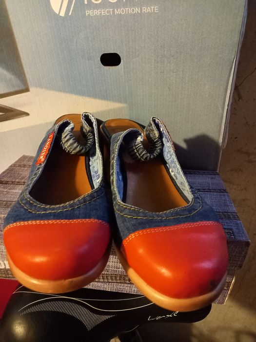 Buty z czerwona podeszfa