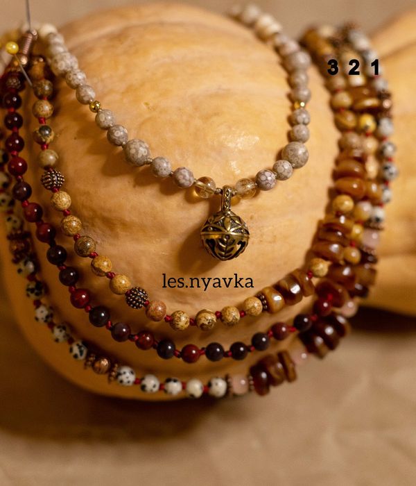 Намисто, яшма далматинова, мукаїт, пісочна, бурштин