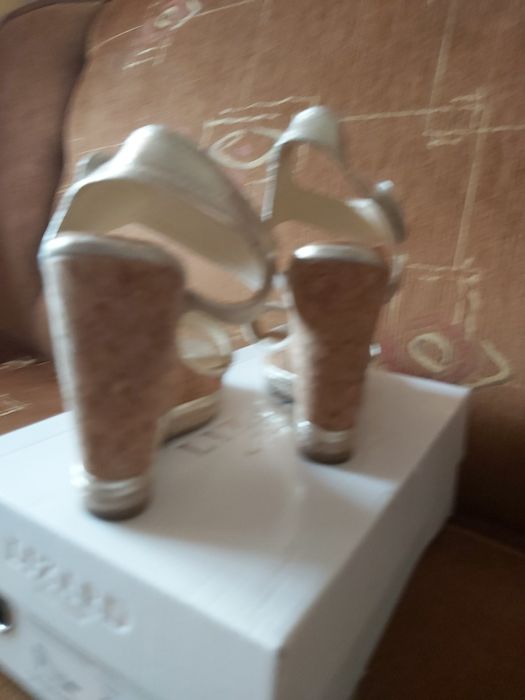 Sandałki na koturnie