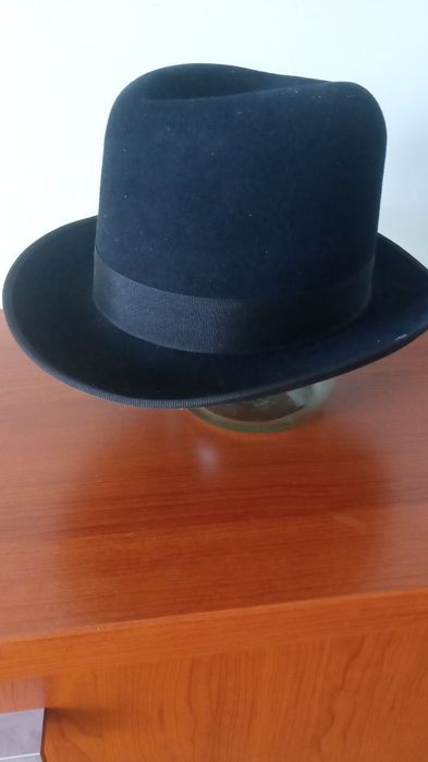 фетрові шляпи різних кольорів