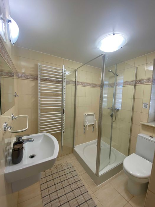 Domek z jacuzzi, sauną i grotą solną.
