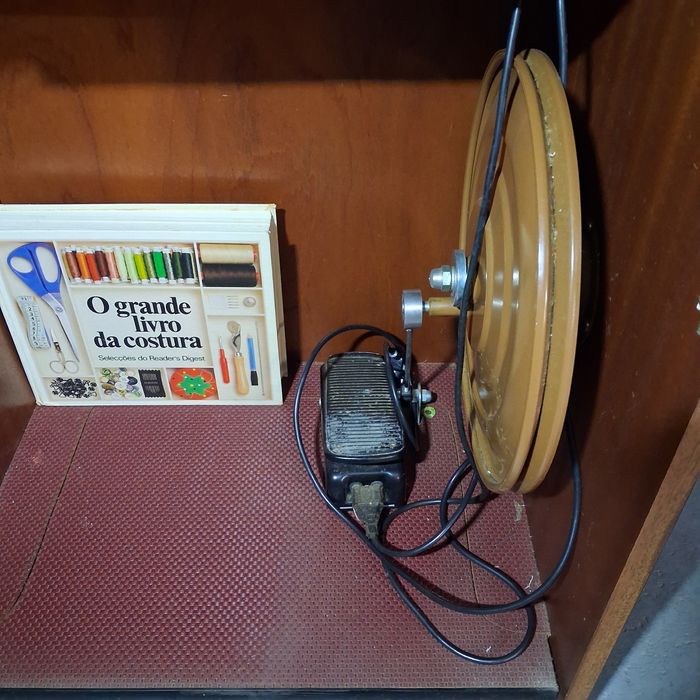 Máquina de Costura com Móvel .