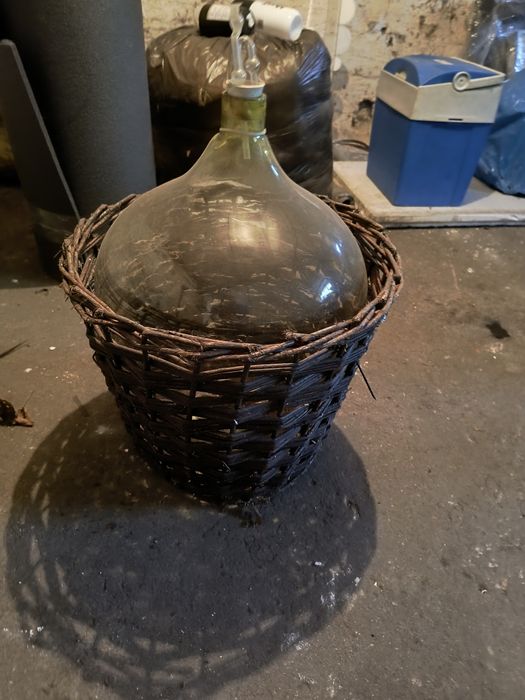 Balon na wino z koszem