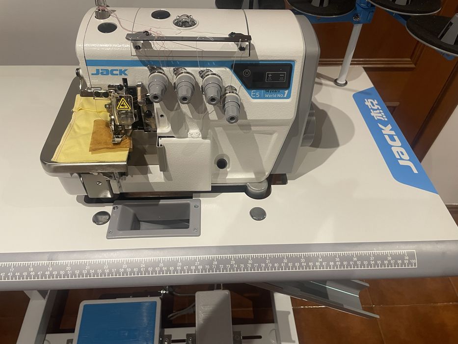 Máquina cose e corte Jack E5S