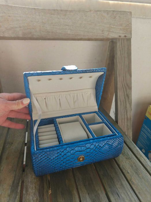 Caixa de jóias azul com vários compartimentos