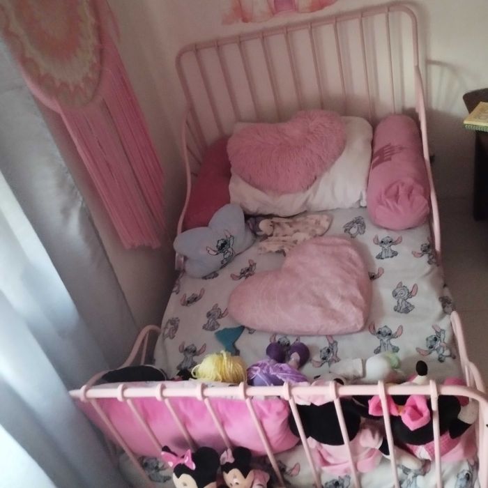 Cama extensível IKEA rosa semi nova com colchão incluo