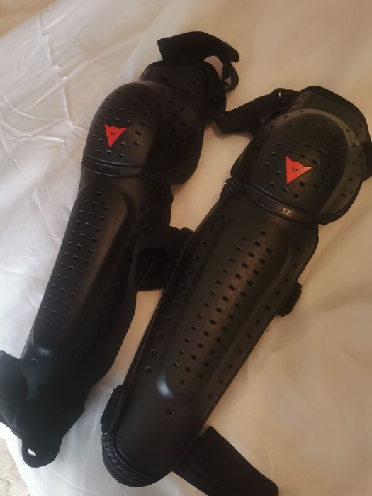 Joelheiras caneleiras Dainese
