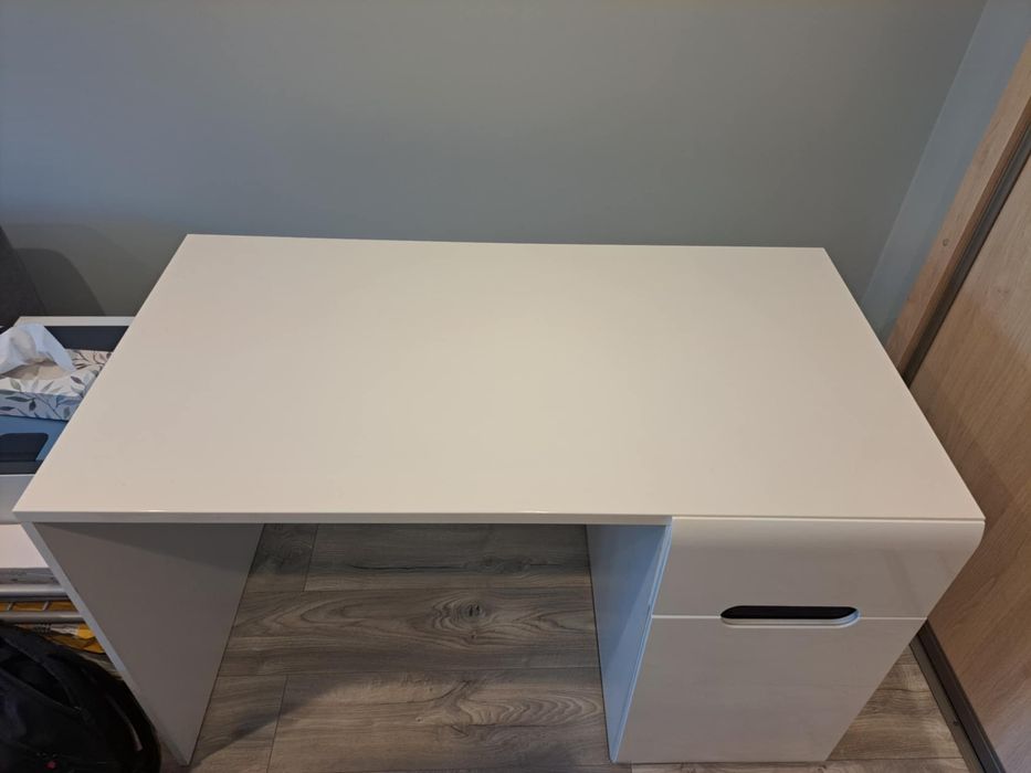 Biurko białe z szafką – cichy domyk