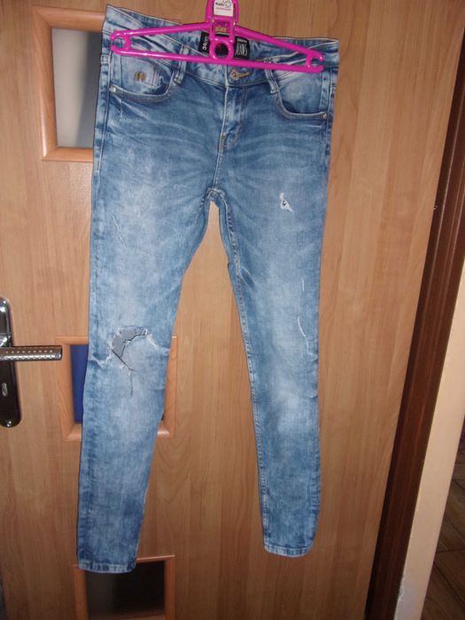 jeansy damskie dziewczece CROPP 34 / XS - slim - z dziurami