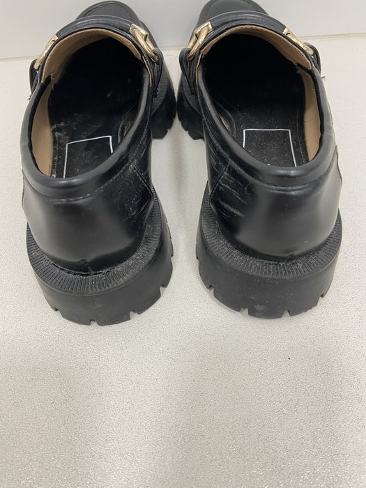 Sapatos pretos da Zara com sola de borracha