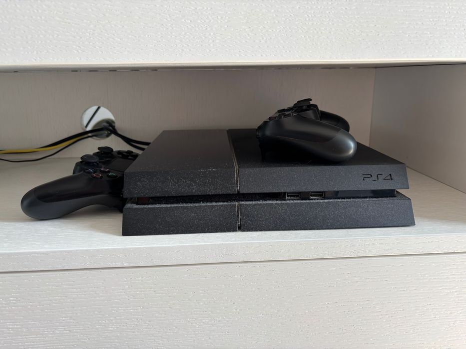 Vendo PlayStation 4 PS4 (500Gb) + 2 comandos