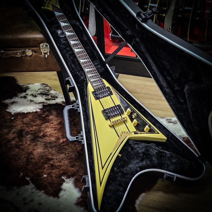 2007 Jackson Pro Series RR5 Rhoads MIJ Ivory with Black Pinstripes