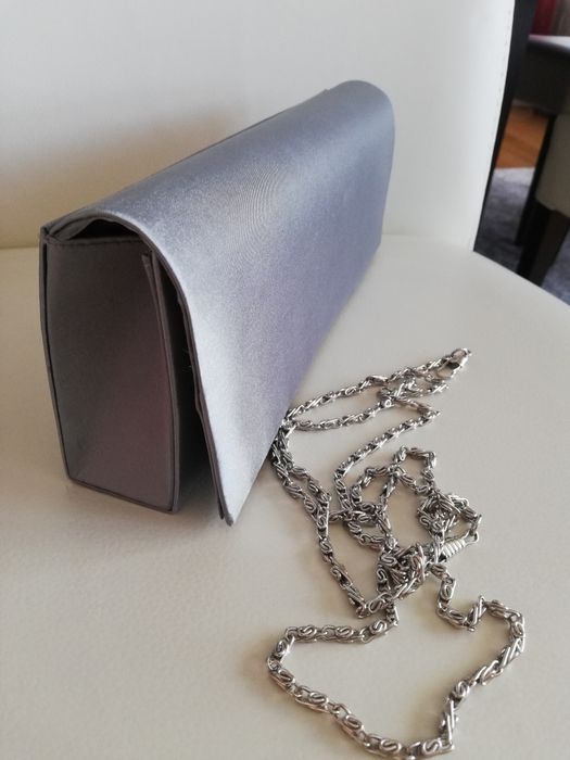 Clutch NOVA Prateada Acetinada com opção de corrente