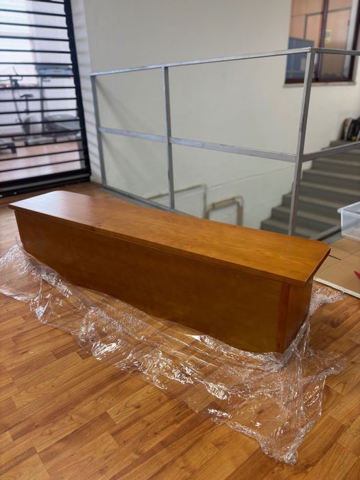 banco de madeira de pinho com espaço de arrumação