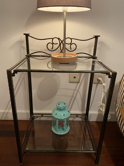 Duas mesas cabeceira em ferro