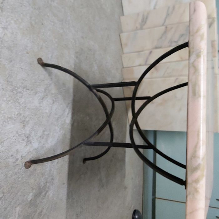 2 Mesas apoio com base em ferro tampo em mármore cor salmão