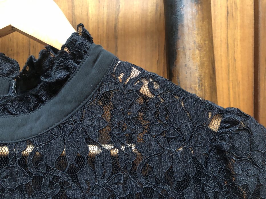 Vestido preto com renda e seda