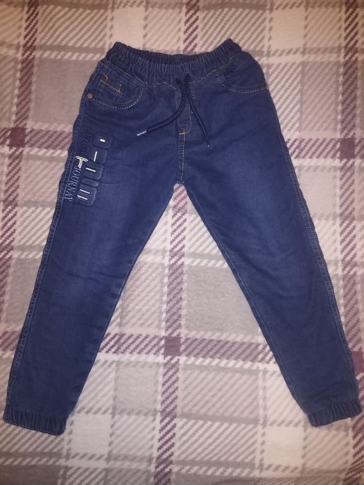 Джинсы теплые. Размер написан 5