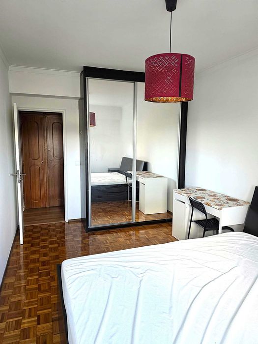 Quarto com cama casal em Marvila ao lado da Metro Estação Chelas