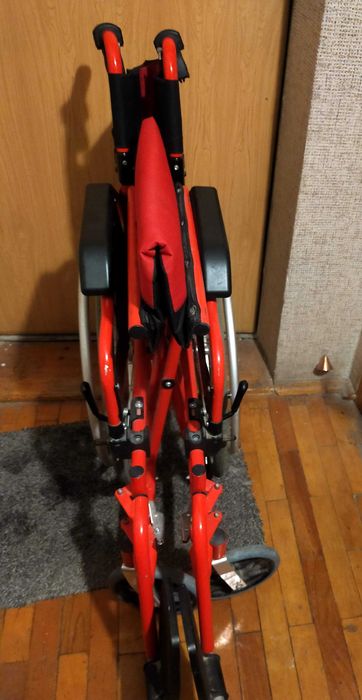 Інвалідна коляска надійна, міцна, червоночорного кольору