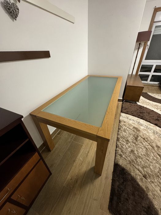Mesa em madeira com cadeiras
