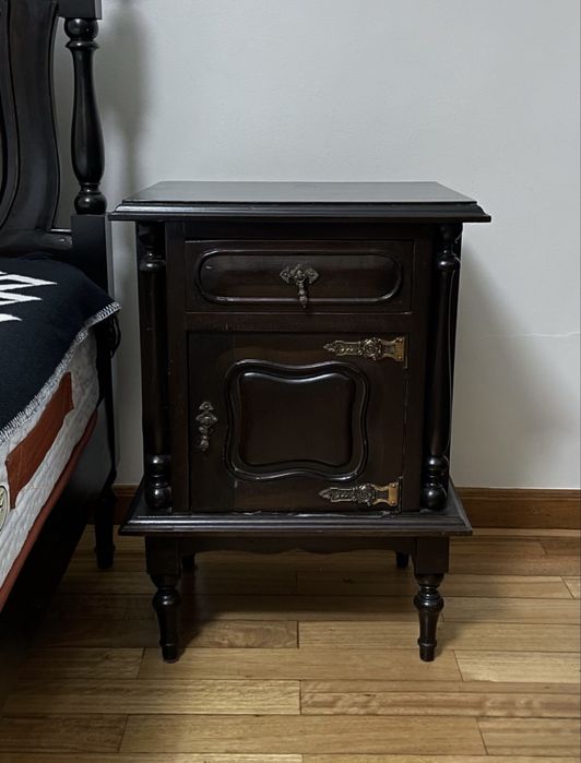 Mobília de quarto (cama, armário, cómoda, espelho, duas mesas de cabeceira)