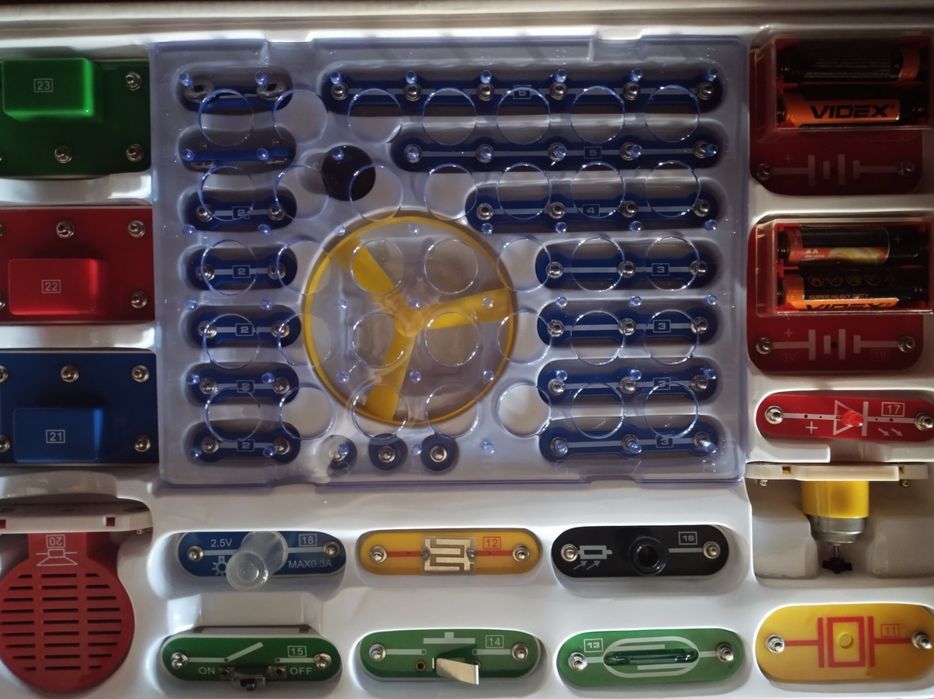 Электронный конструктор "ZNATOK" (180 схем)